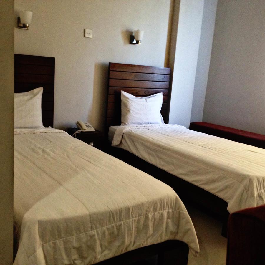 Greensa Inn Surabaya Buitenkant foto